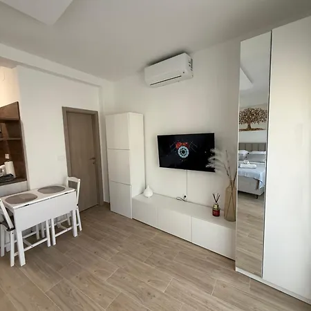 Nicol Apartment *