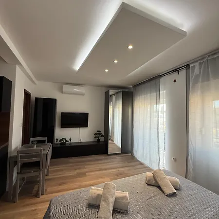 Nicol Apartment *